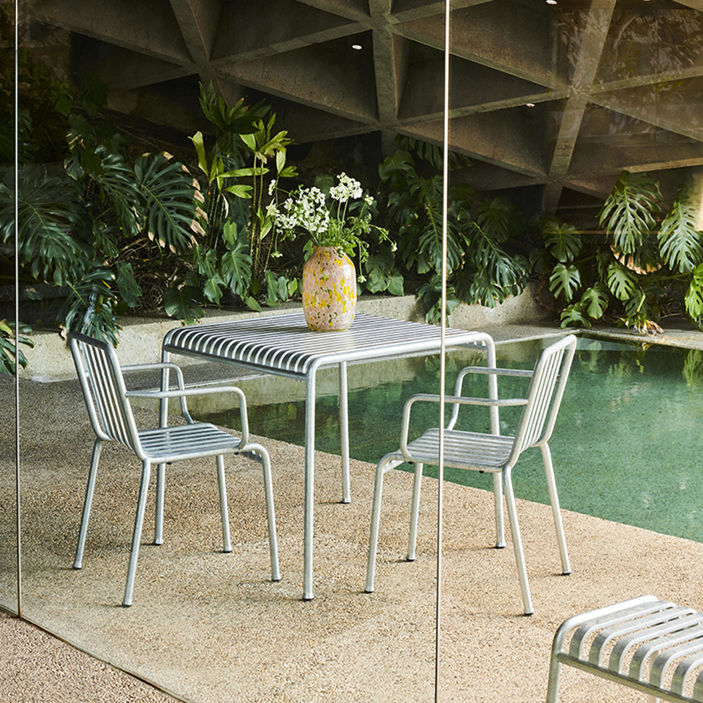 _0000_Palissade-Table-hot-galvanised_Palissade-Armchair-hot-galvanised_Splash-Vase-Round-L-light-pink-and-yellow.jpg