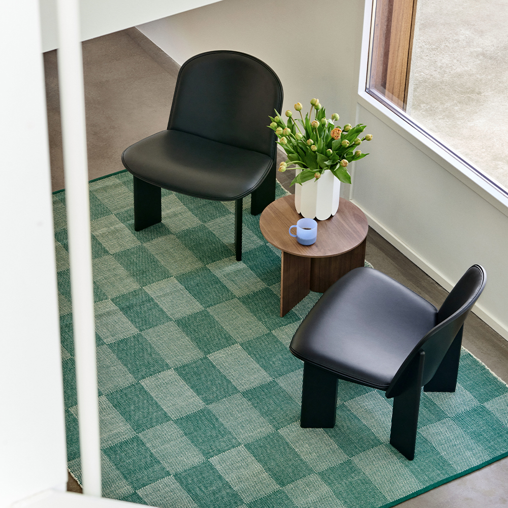 _0000_Small_Check_Rug_140x200_green_Chisel_Lounge_Chair_front_uph_Sense_black_black_wb_lacquered_oak.jpg