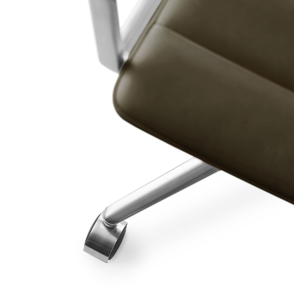 _0000s_0010_vipp-452-swivel-chair-polished-green-leather-castors-detail-01.jpg