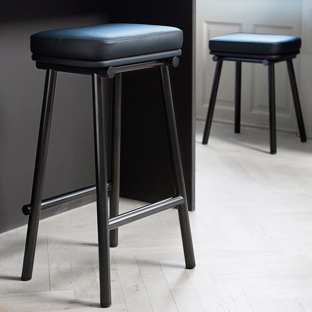 _0002_tubby_stool_leather-1.jpg