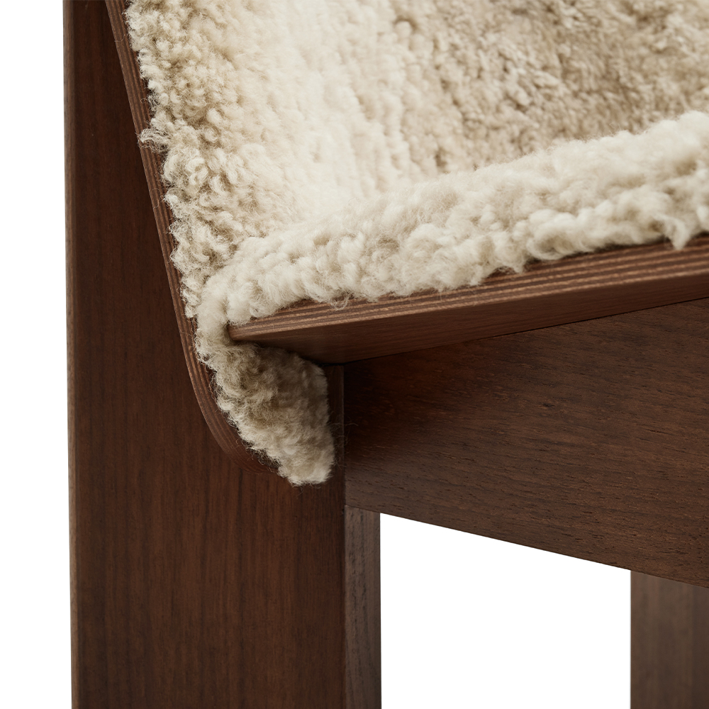 _0005_AD583-D094-AN08-02PL_Chisel_Lounge_Chair_front_uph_Mohawi_21_wb_lacquered_walnut_detail_01.jpg