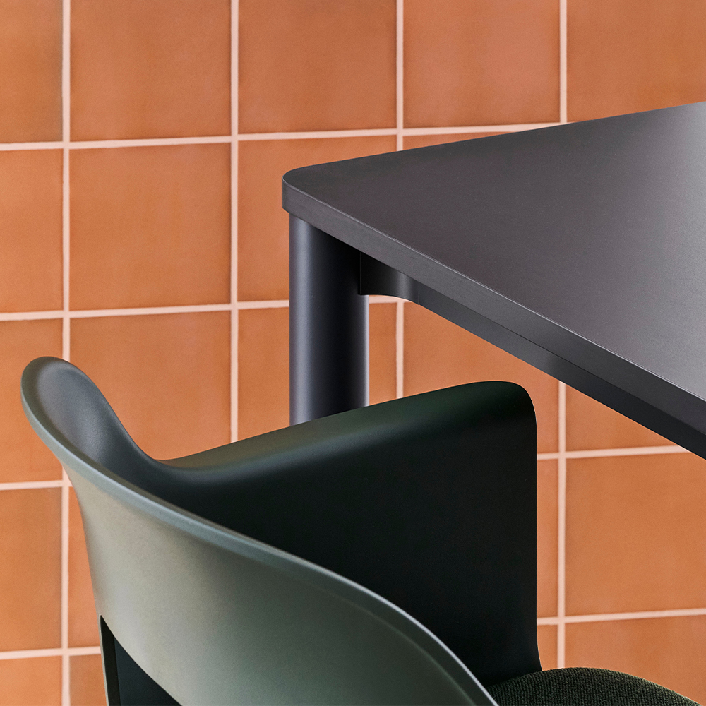 _0006_Layout-Armchair-213-black-steel-base-Vidar-0972_Annex-Table-Flush-charcoal-alu-frame-dark-grey-linoleum-tabletop.jpg