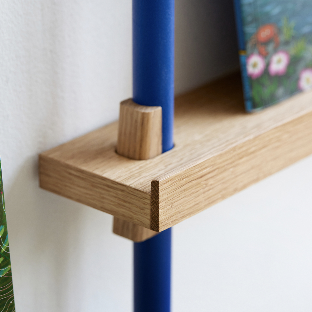 _0006_MOEBE_Magazine-Shelving_IC_Oak_Deep-Blue_High-Res_5.jpg