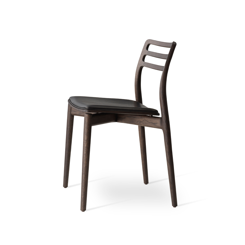 _0006_Vipp481_dark-oak-blackleather-01_white.jpg