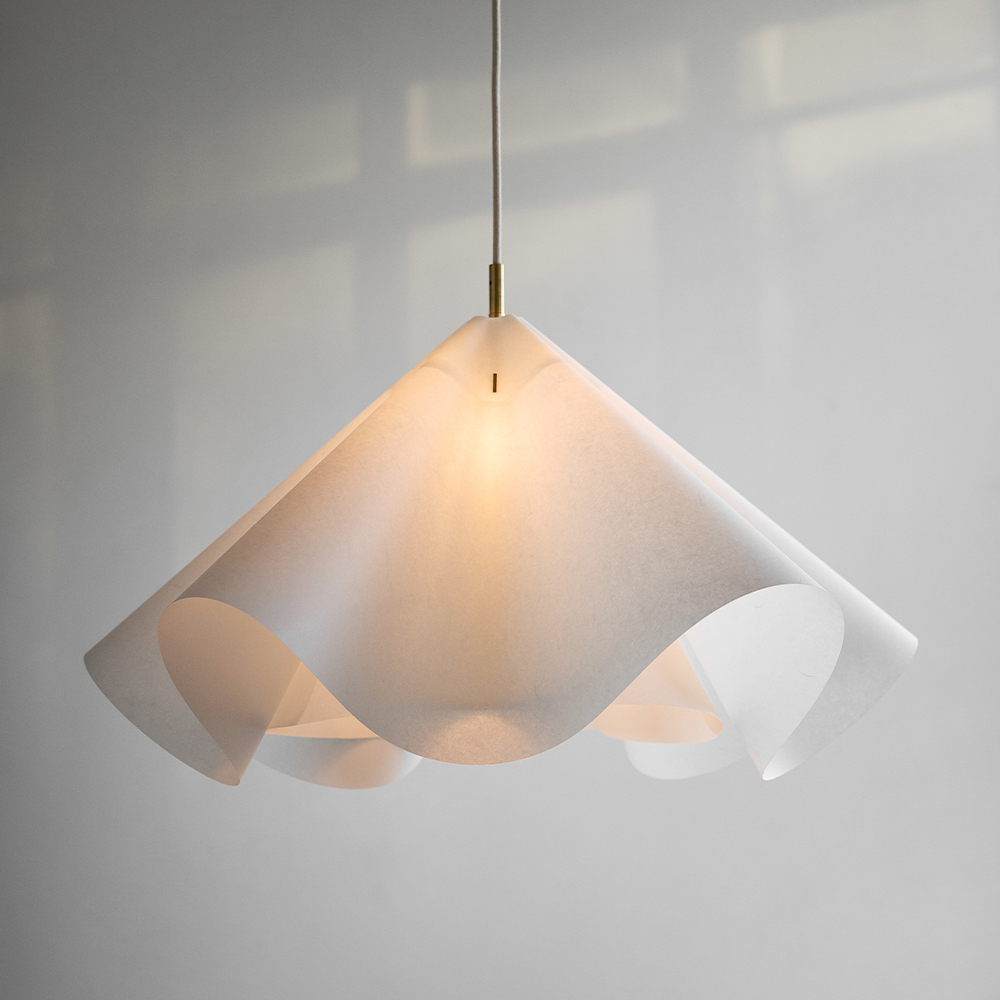 _0008_MOEBE_Sinuate-Pendant-Lamp_IC_Large_Brass_High-Res_08_SIPENLWHBR.jpg