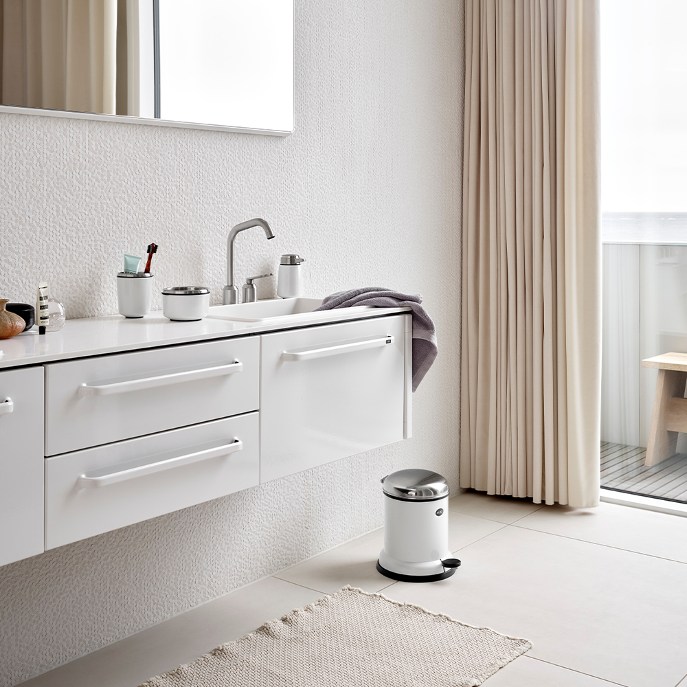 _0008_vipp-14-pedal-bin-white-01-01.jpg