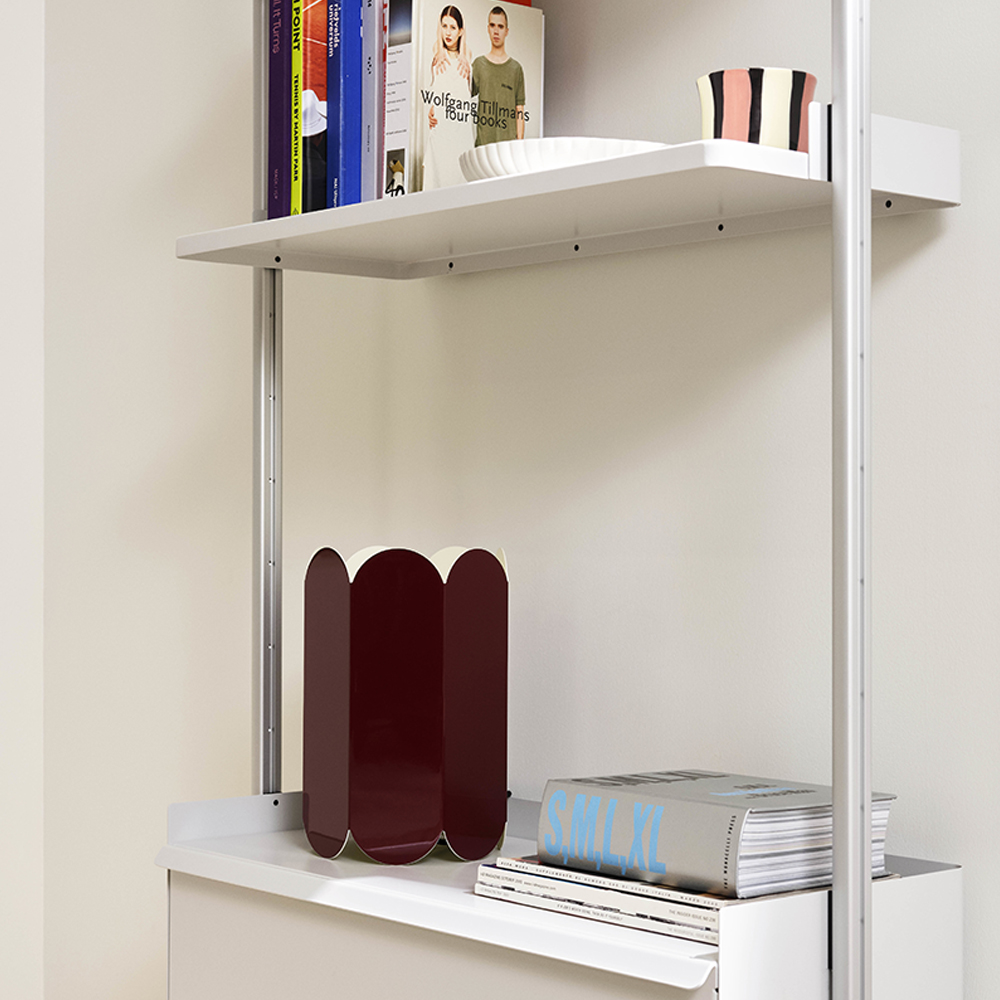 _0012_Pier_System_131_PS_white_powder_coated_steel_clear_anodised_alu_profiles_Arcs_Shade_auburn_red_Stripe_Scented_Cand.jpg