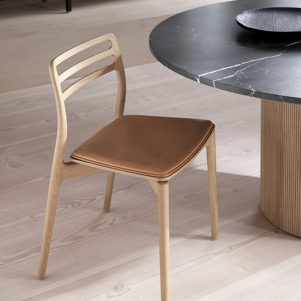 _0013_vipp-494-481-cabin-round-table-chair-grey-lightoak-01.jpg