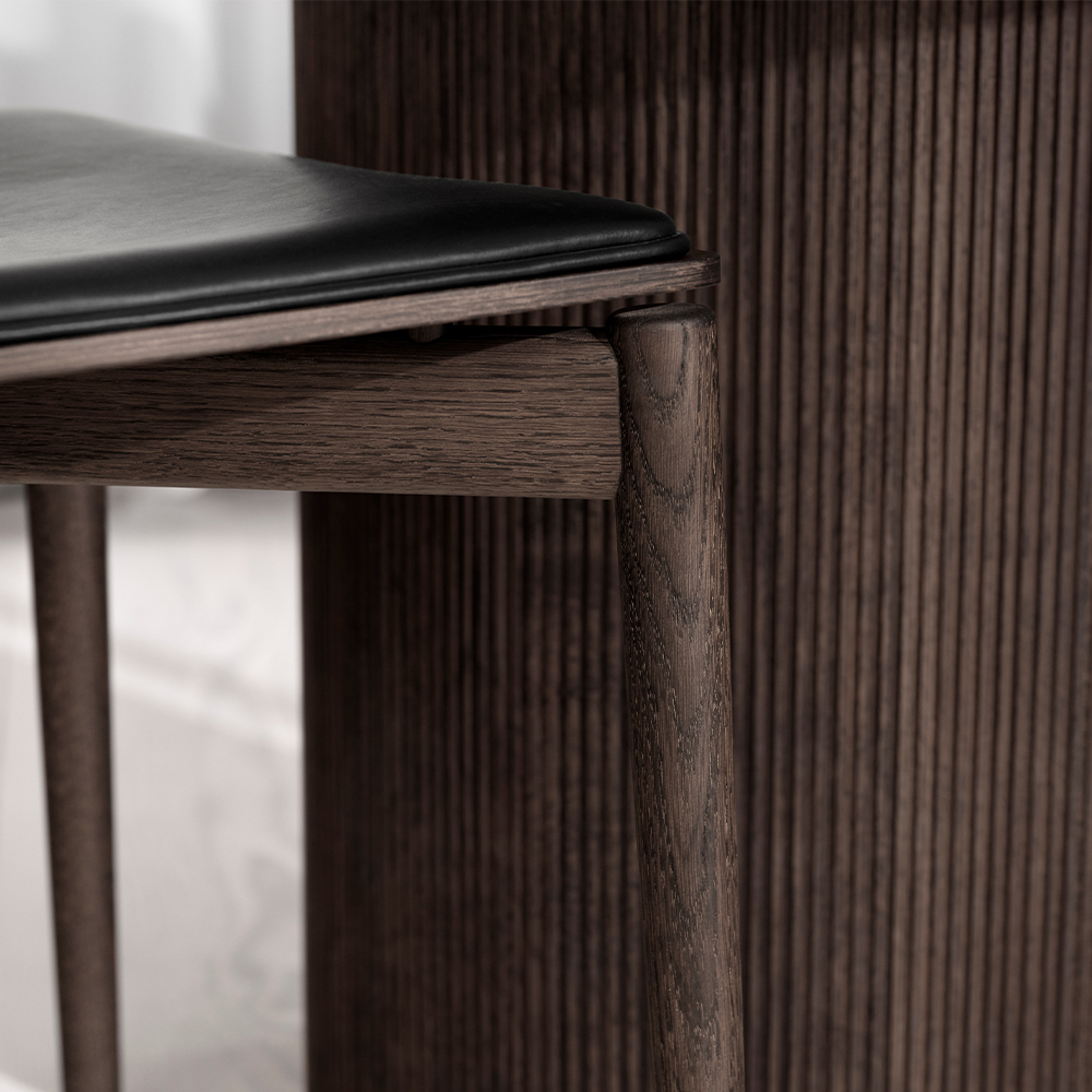 _0014_vipp-494-481-cabin-round-table-chair-darkoak-detail-01.jpg