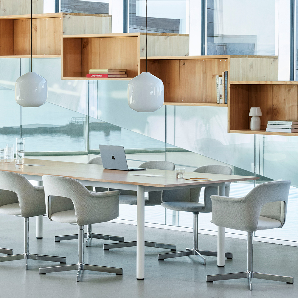 _0015_Layout-Armchair-234-Autumn-0101-alu-swivel-base_Annex-Table-Overhang-cream-white-frame-wb-lacquered-oak-tabletop_A.jpg