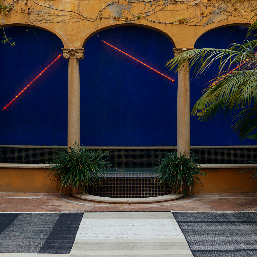 _0016_nanimarquina_Tres-Outdoor_Black_JaraVarela4.jpg