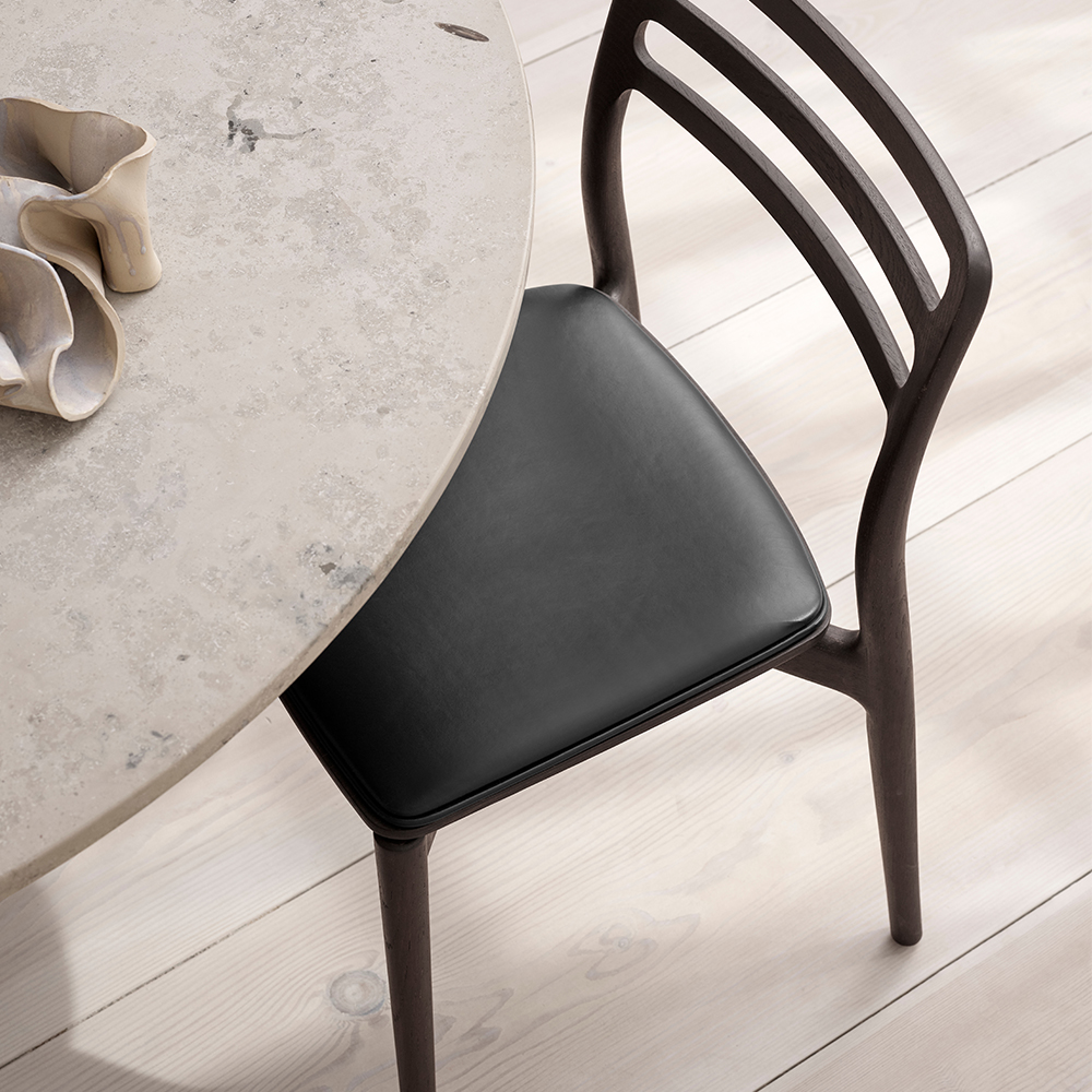 _0017_vipp-494-481-cabin-round-table-chair-darkoak-02.jpg