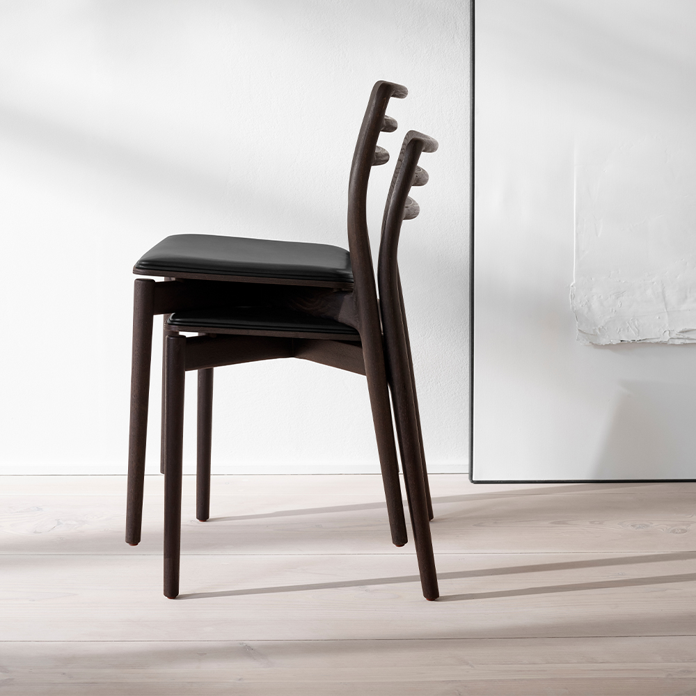 _0019_vipp-481-cabin-chair-darkoak-01.jpg