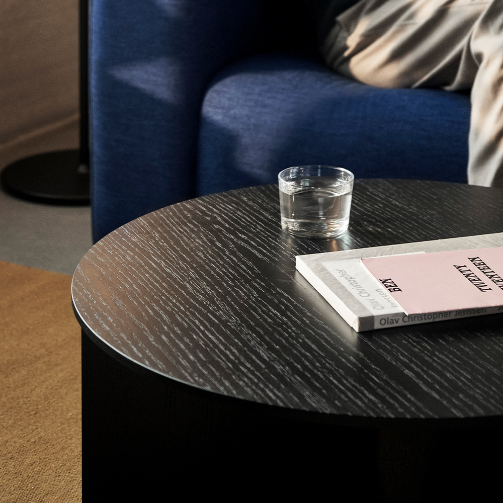 _0031_Slit-Table-Wood-black-wb-lacquer-oak_Glass-S.jpg
