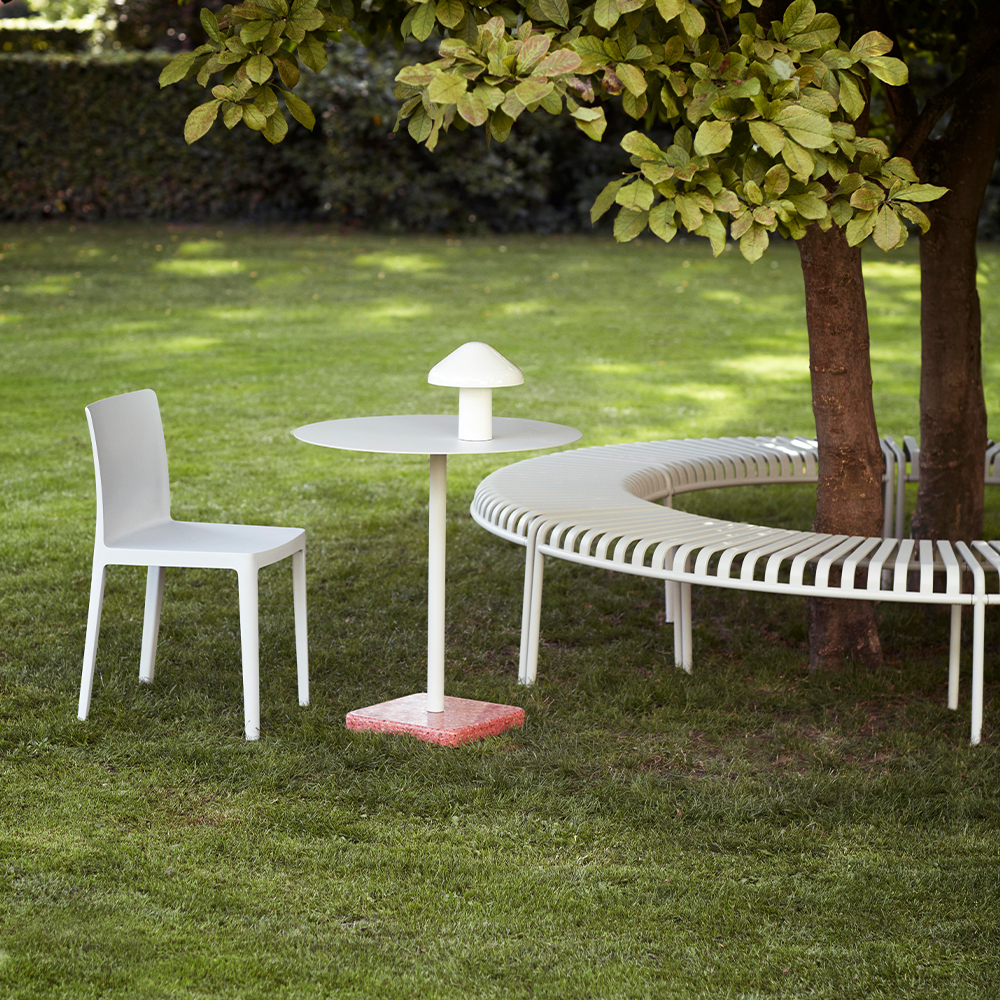 _0046_Elementaire-Chair-cream-white_Terrazzo-Table-Round-sky-grey-tabletop-red-base_Palissade-Park-Bench-sky-grey.jpg