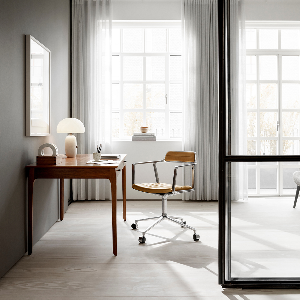 _0056_vipp-452-swivel-chair-camel-01-ON.jpg