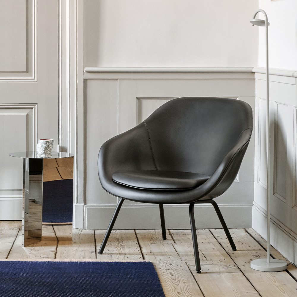 HAY-_0007_AAL_87_w_seat_cushion_Silk_SIL0842_black_powder_coated_steel_base_Slit_Table_Round_High_mirror_Marselis_Floor_.jpg