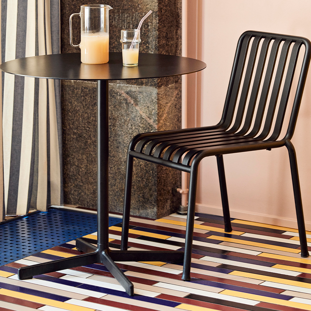 HAY-_0023_Neu_Table_round_anthracite_Palissade_Chair_anthracite_Glass_Jug.jpg