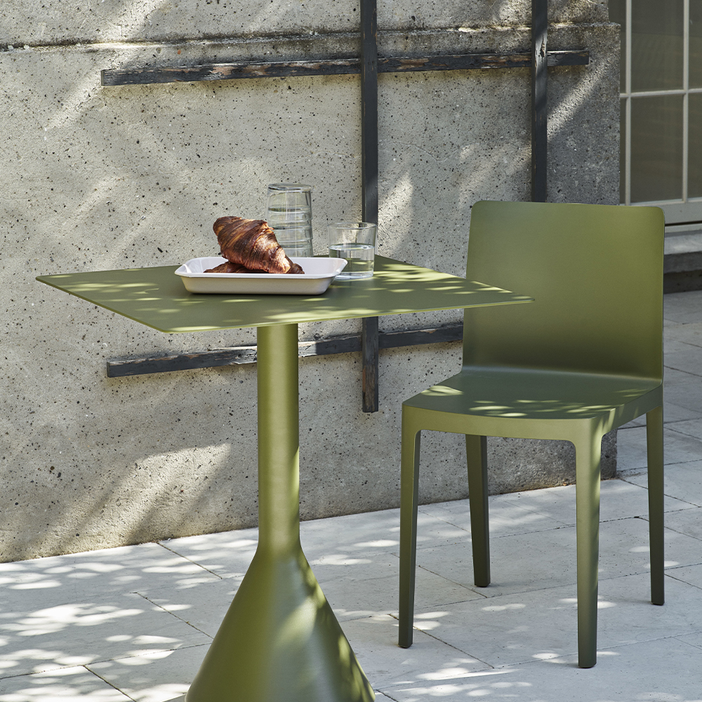 Hay-_0000s_0002s_0004_Palissade_Cone_Table_olive_Elementaire_Chair_olive.jpg