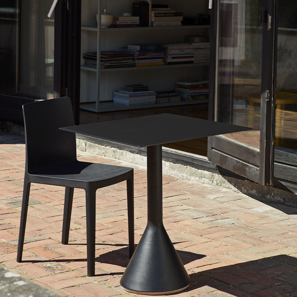 Hay-_0000s_0002s_0005_Elementaire_Chair_anthracite_Palissade_Cone_Table_anthracite.jpg